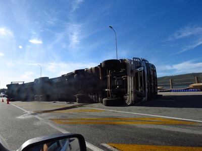 Overturned truck causes traffic jam 