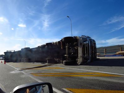Overturned truck causes traffic jam 