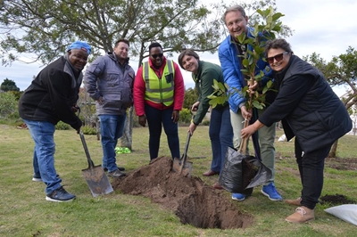 Danabaai voor in die koor vir Boomplantmaand