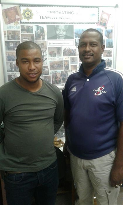 Drie vas vir amok by Louis Fourie-persele