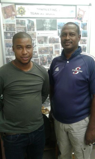 Drie vas vir amok by Louis Fourie-persele