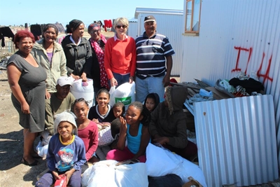 Beddegoed en klere vir Rosedale-brandslagoffers