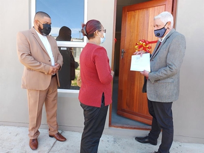 Mayor shares in joy of new homeowners