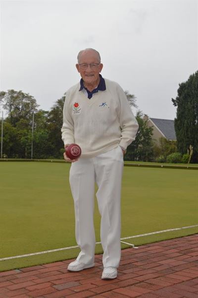 Oom Johan wys hoe sjokoladekoek, rolbal en lang lewe saamspan