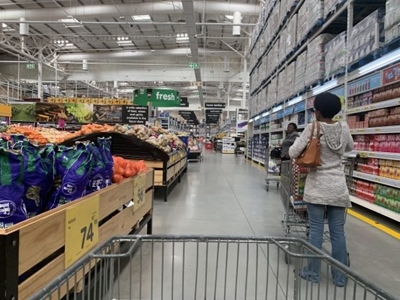 Businesses and consumers expect worse to come