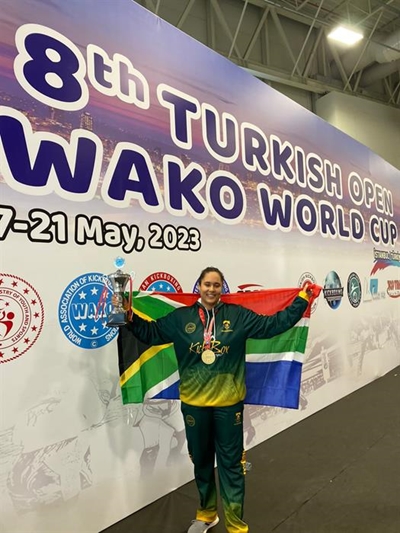 Bruce skop goud los in Turkye