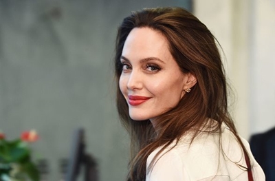 Angelina Jolie receives humanitarian award