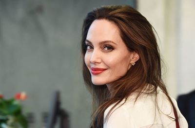 Angelina Jolie receives humanitarian award