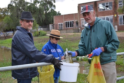 Inwoners ruim rivier op
