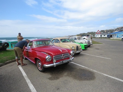 Ou motors kies pad na ontbyttafel