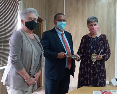 Minister praat met VLV-dames