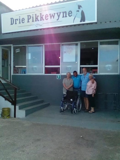 Inwoners skenk rolstoele vir projek