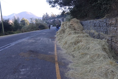R404 open after truck loses its cargo