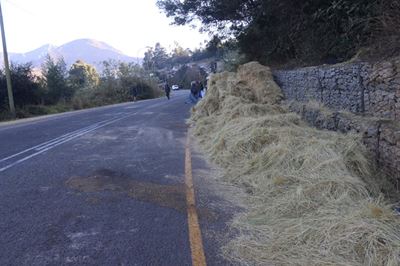 R404 open after truck loses its cargo