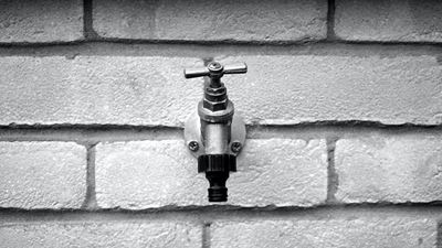 Inwoners raadop met watertoevoer en hoë waterrekeninge