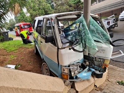 16 injured after taxi crashes into pole in Johannesburg