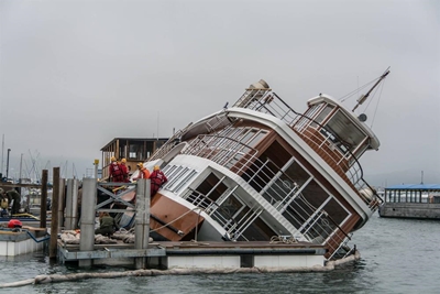 Experts to refloat boat