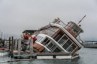Experts to refloat boat