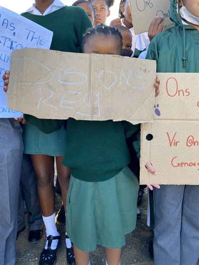 Ouers sluit Midros skool se hekke