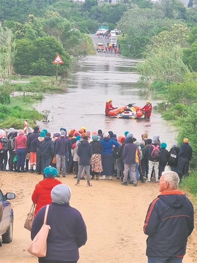 83 rescued at flooded bridge