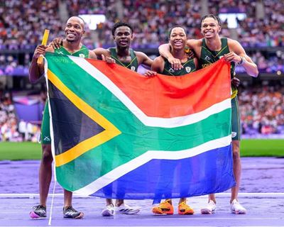 Akani Simbine carries SA team to silver medal in 4x100m relay final