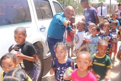 Kannaland se kindertjies ontvang geskenkpakkies