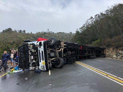 Update: Truck overturns in Kaaimans Pass