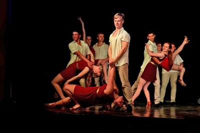 Dié dansers sit gewis om dieselfde vuur