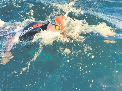 Heinrich swem in ysige water vir 'n goeie doel