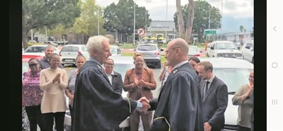 Regsman met diep wortels in die gemeenskap tree af