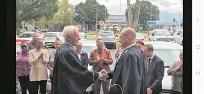 Regsman met diep wortels in die gemeenskap tree af