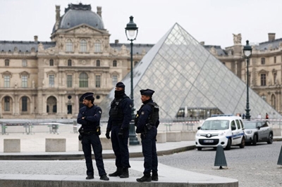 Thieves steal French crown jewels from Louvre in daring ‘movie-style’ heist