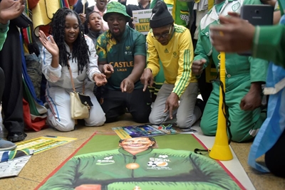 ‘He loves drama’ – Rasta’s latest painting leaves South Africans confused