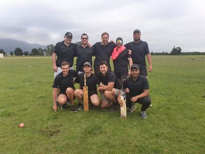 Prokureurs en ouditeurs op krieketveld vir nagskuiling