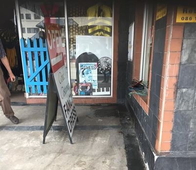 Stoepslapers ontlas in winkeldeure