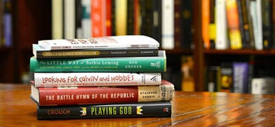 Leeskring skenk boeke vir biblioteek