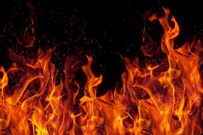 Man brand dood in hut