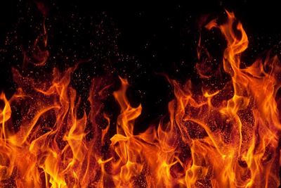 Man brand dood in hut