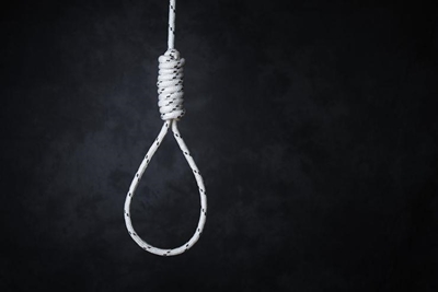 Man hang homself in selle