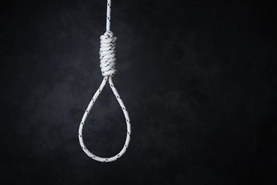 Man hang homself in selle