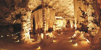 Kango-grotte sal dorp red