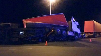 Beer truck overturns in Plett