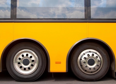Onpadwaardige bus oorlaai met 29 kinders
