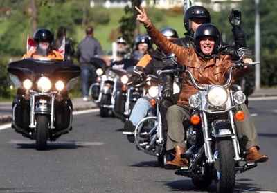Whale Rally mass ride through town