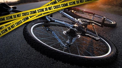 Fietsryer oorleef na botsing teen motor