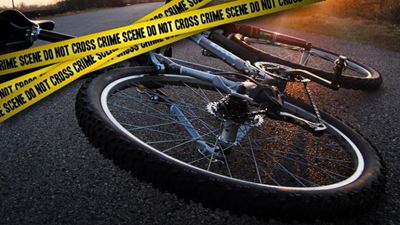 Fietsryer oorleef na botsing teen motor
