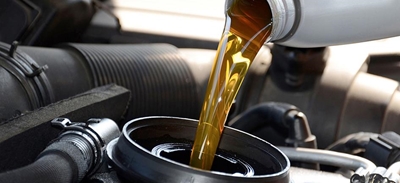 Engine oil and the vehicle