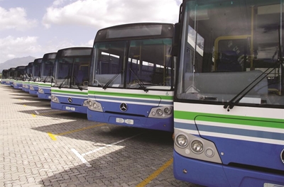 GO GEORGE-bus met klip gegooi