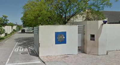 Verdagte storm polisie met byl