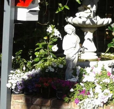Beeldjies uit tuin gesteel